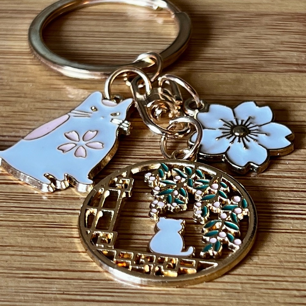 Cat and flower key ring gold & white